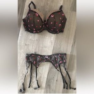 Victorias Secret Dream Angels Lined Demi Floral Bra And Garter Set 34DDD M/L